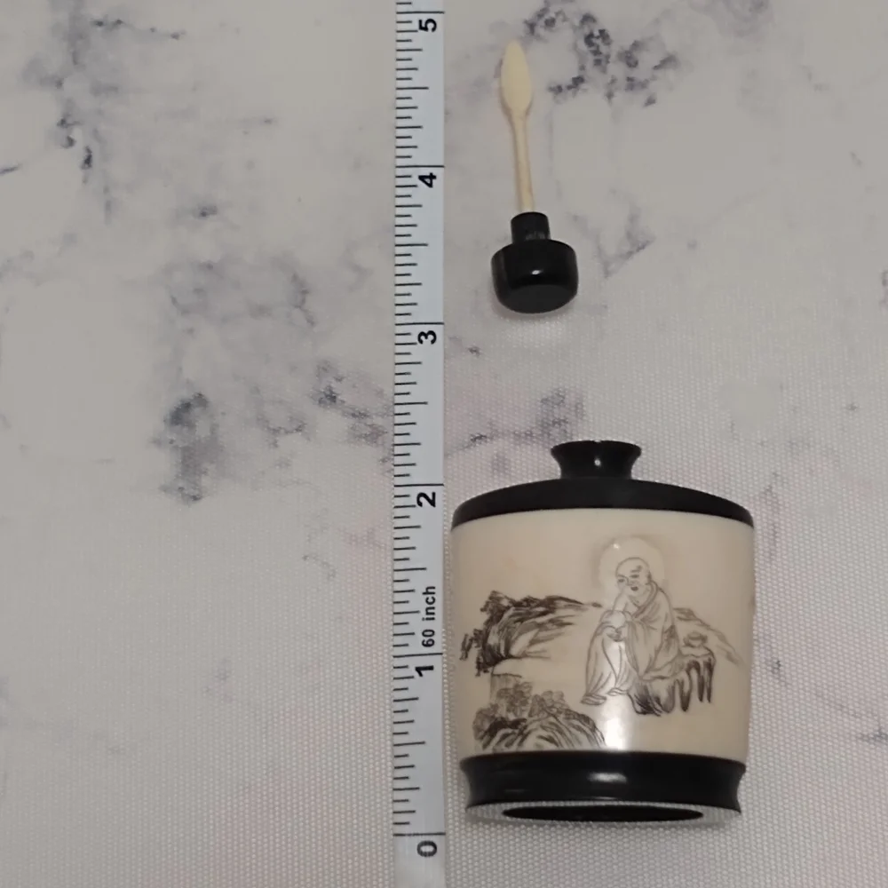 Vintage Carved Etched Snuff Bottle - Picture 8 of 8